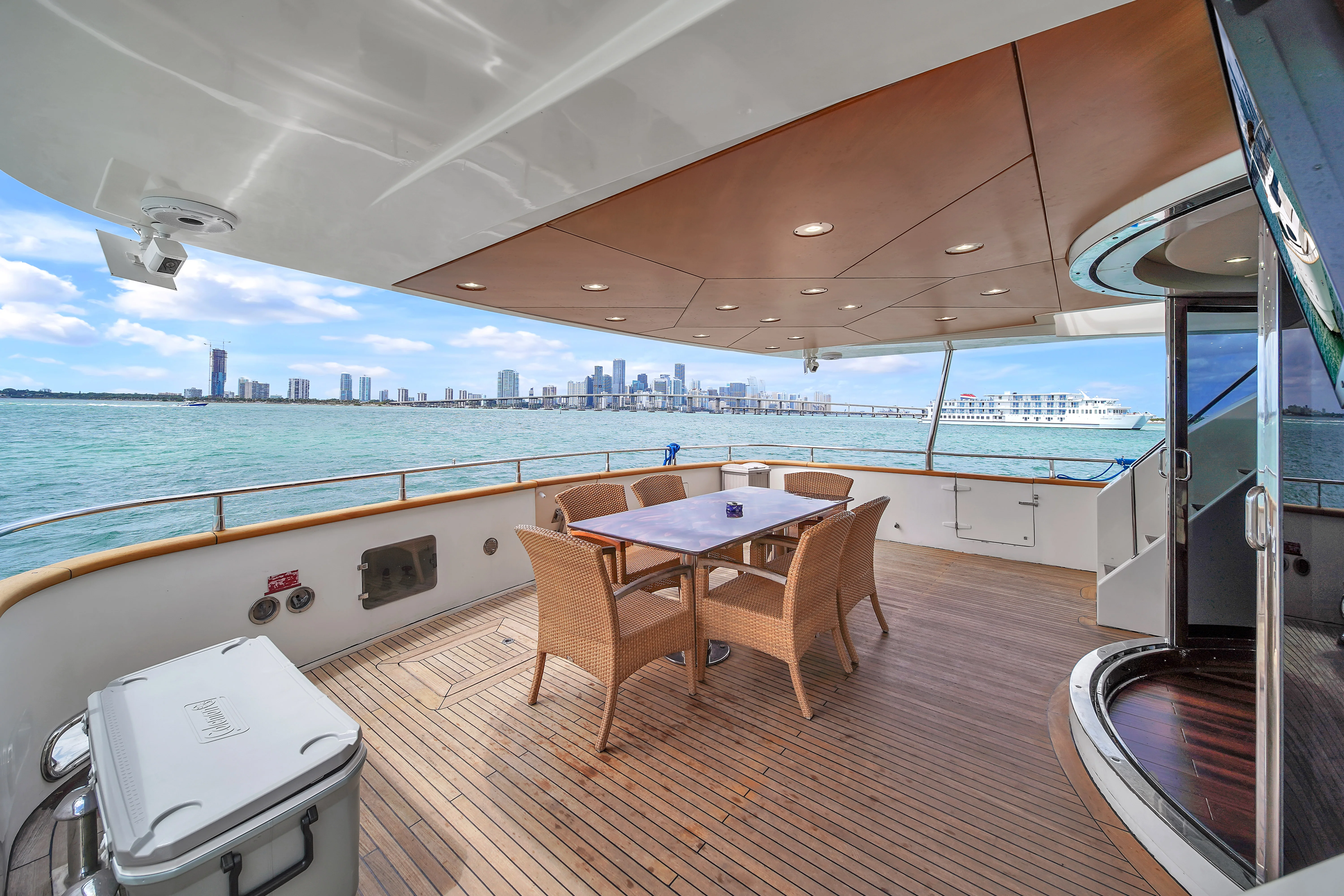 105ft Azimut Daniela main deck